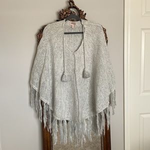 🎄5/$40. Forever 21 Contemporary Wool Blend Fringe Poncho